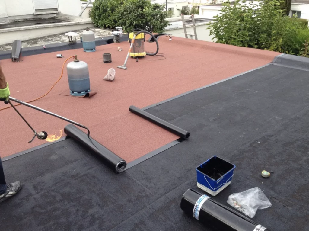 installation de membrane EPDM sur un toit pour préserver l'étanchéité