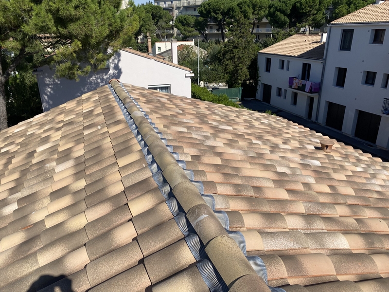 faitage installé sur une toiture en tuiles dans l'Hérault