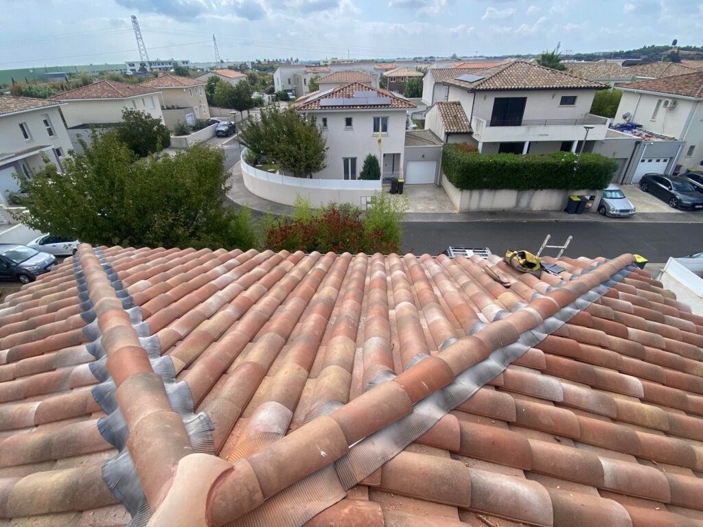 Installation de faitage sur un toit de maison à Montpellier