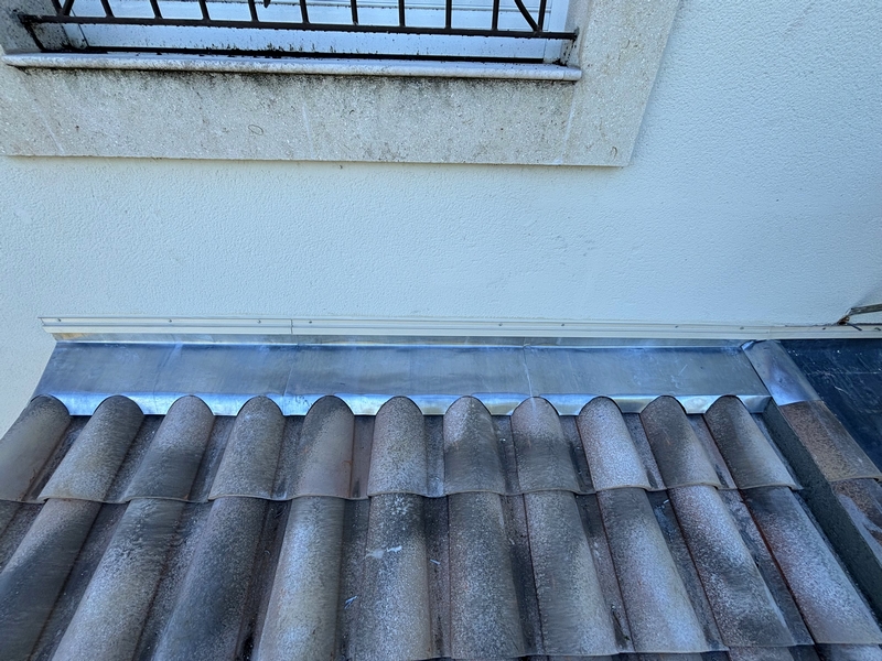 solin et éléments de zinguerie sur une toiture à Montpellier
