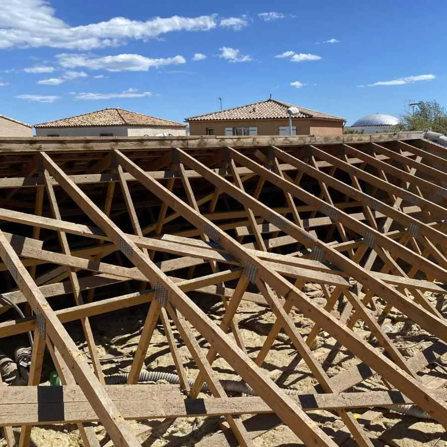 travaux sur une charpente à pérols