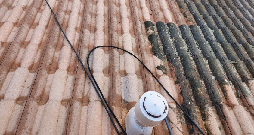 Demoussage nettoyage de toit.webp