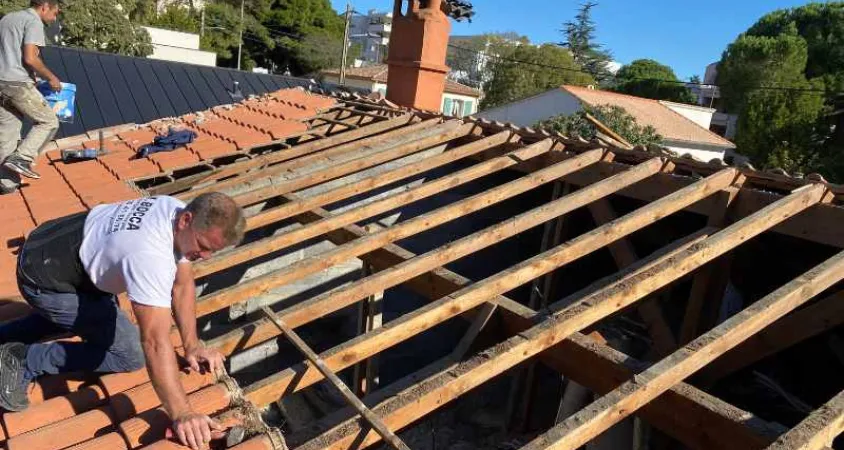 pose de charpente traditionnelle en bois